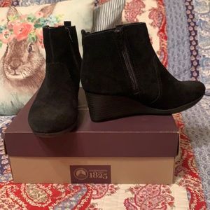 Clarks black suede bootie